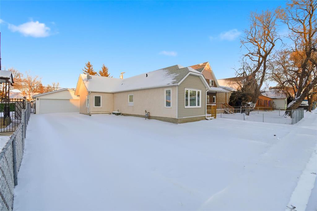 1991 Ross Avenue W, Winnipeg, Manitoba  R2R 0E8 - Photo 3 - 202529943