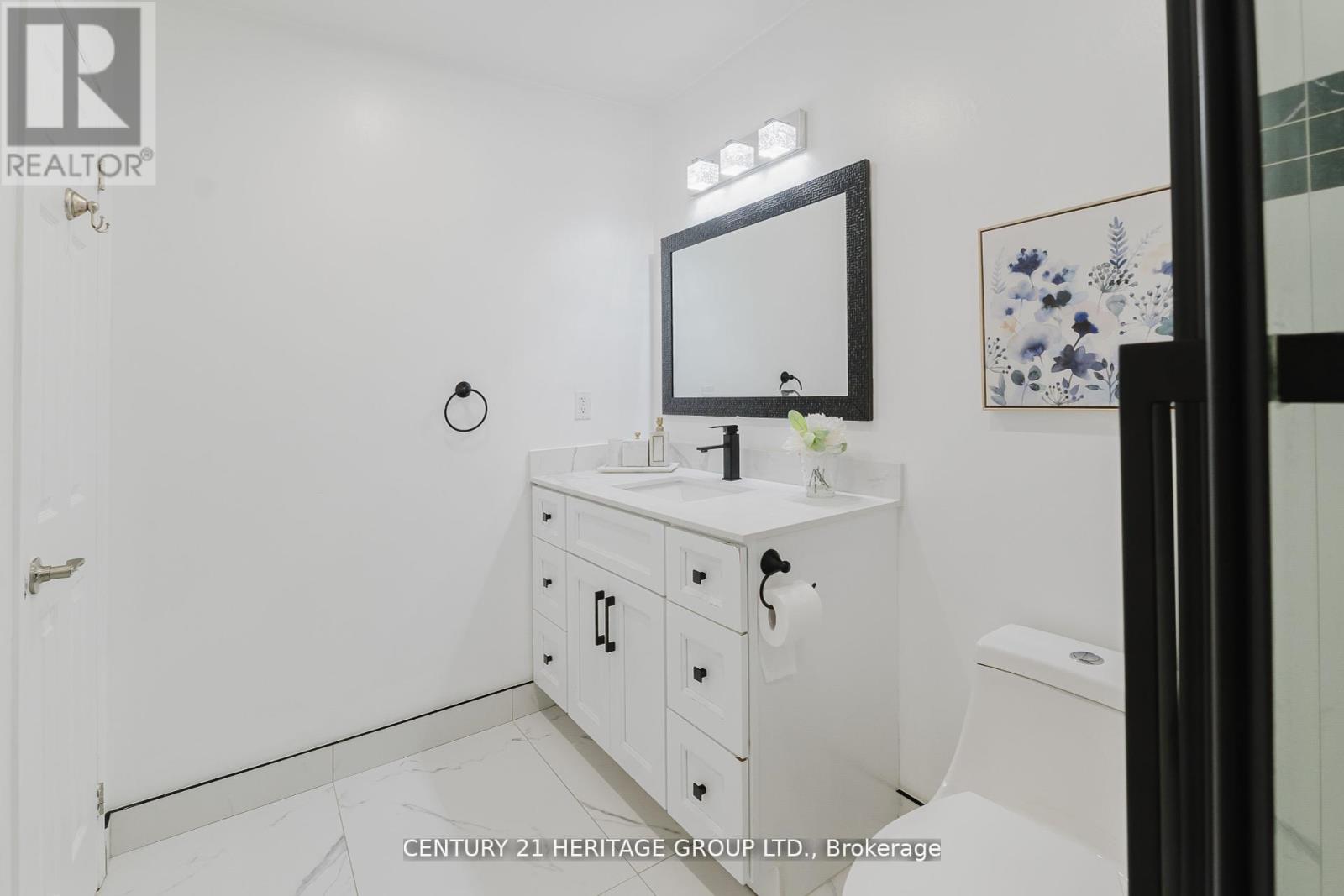 601 Mcbean Avenue, Newmarket (Stonehaven-Wyndham), Ontario  L3X 2L5 - Photo 19 - N12638592