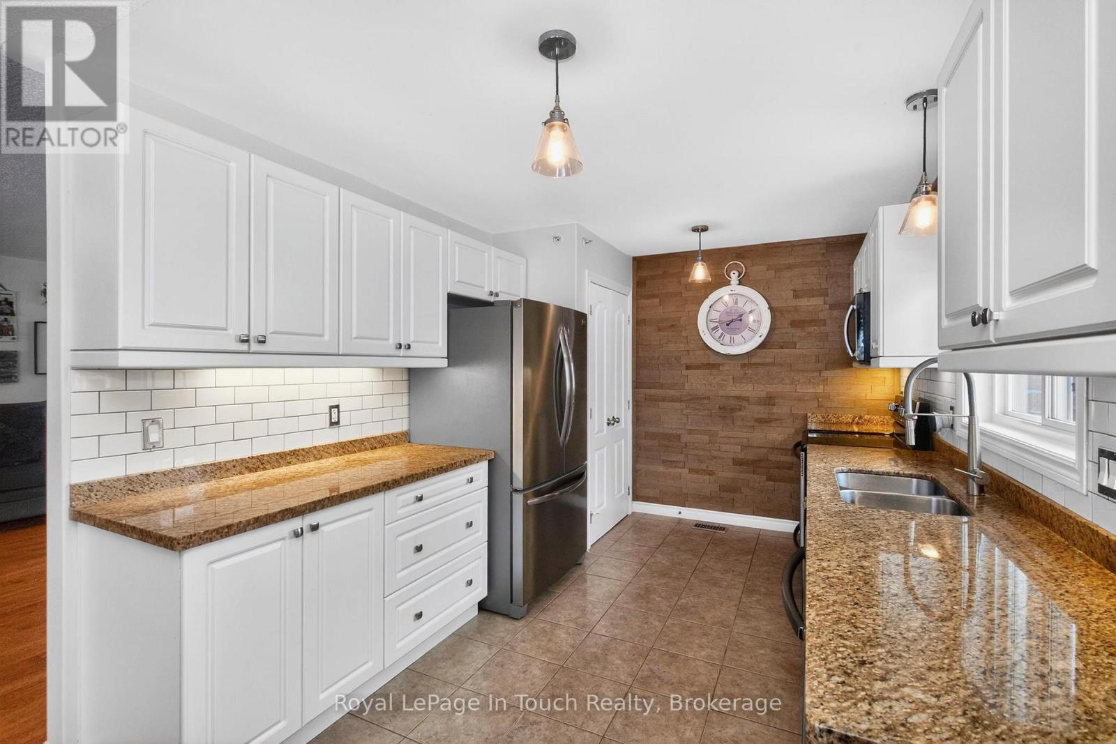 13 Hunter Avenue, Tay (Victoria Harbour), Ontario  L0K 2A0 - Photo 12 - S12638618