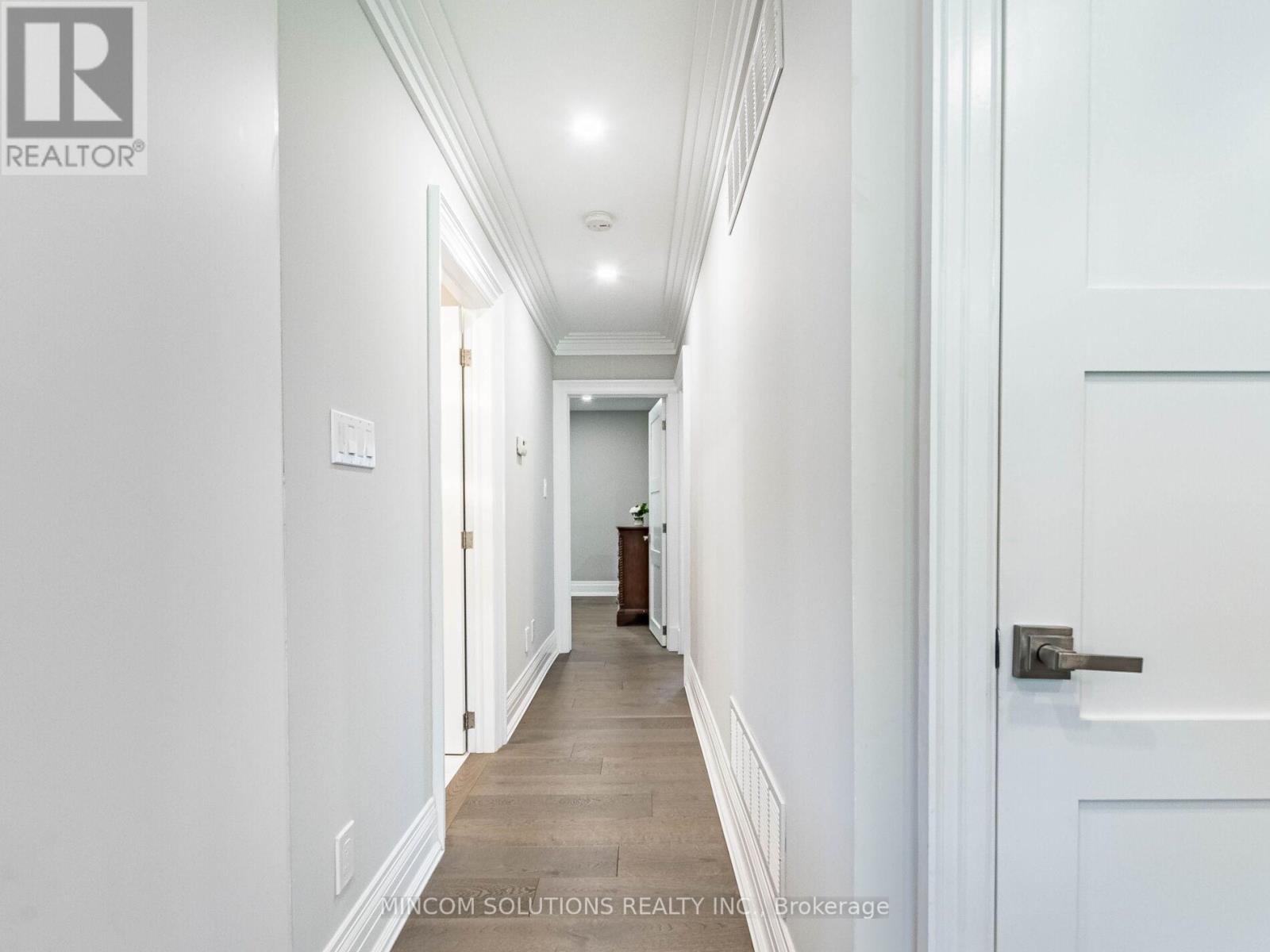 37 Suburban Drive, Mississauga, Ontario  L5N 1G8 - Photo 14 - W12638566