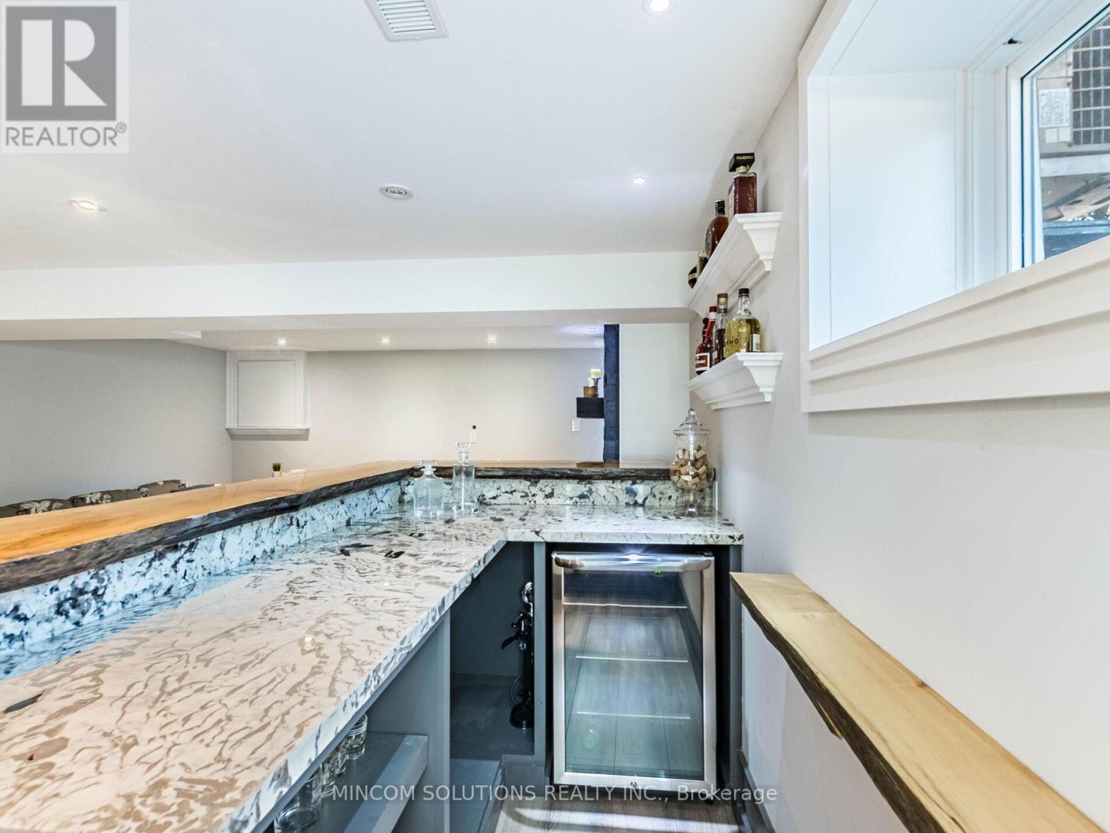 37 Suburban Drive, Mississauga, Ontario  L5N 1G8 - Photo 28 - W12638566