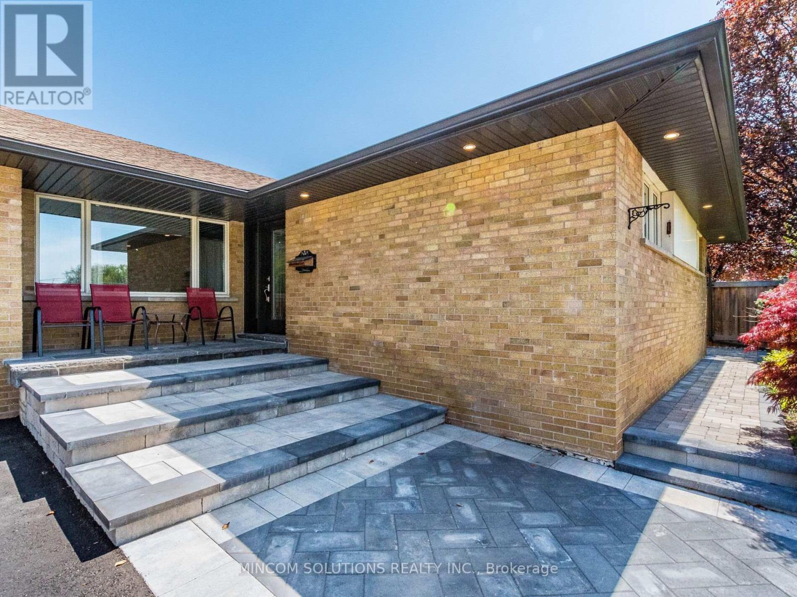 37 Suburban Drive, Mississauga, Ontario  L5N 1G8 - Photo 3 - W12638566