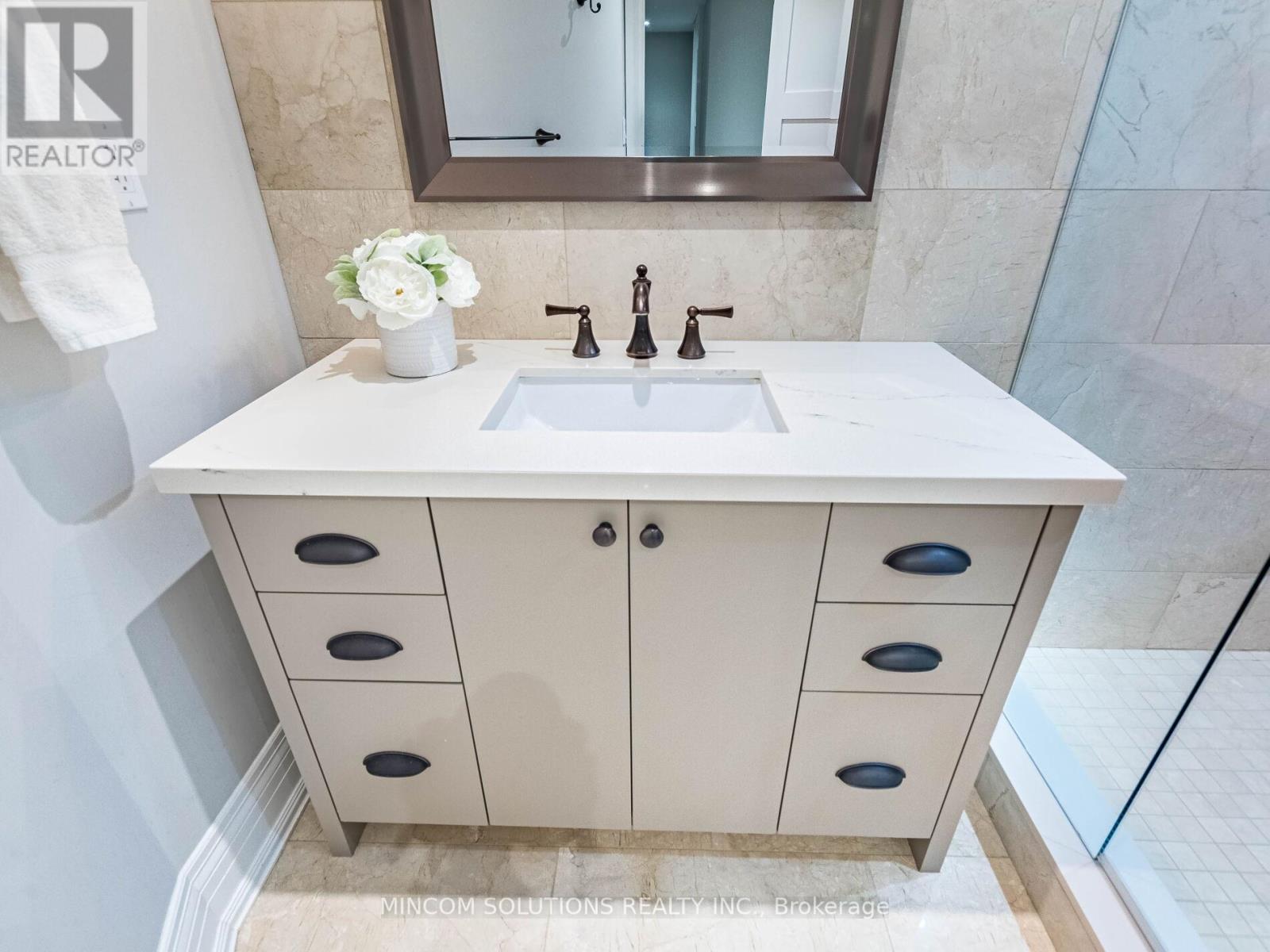 37 Suburban Drive, Mississauga, Ontario  L5N 1G8 - Photo 34 - W12638566