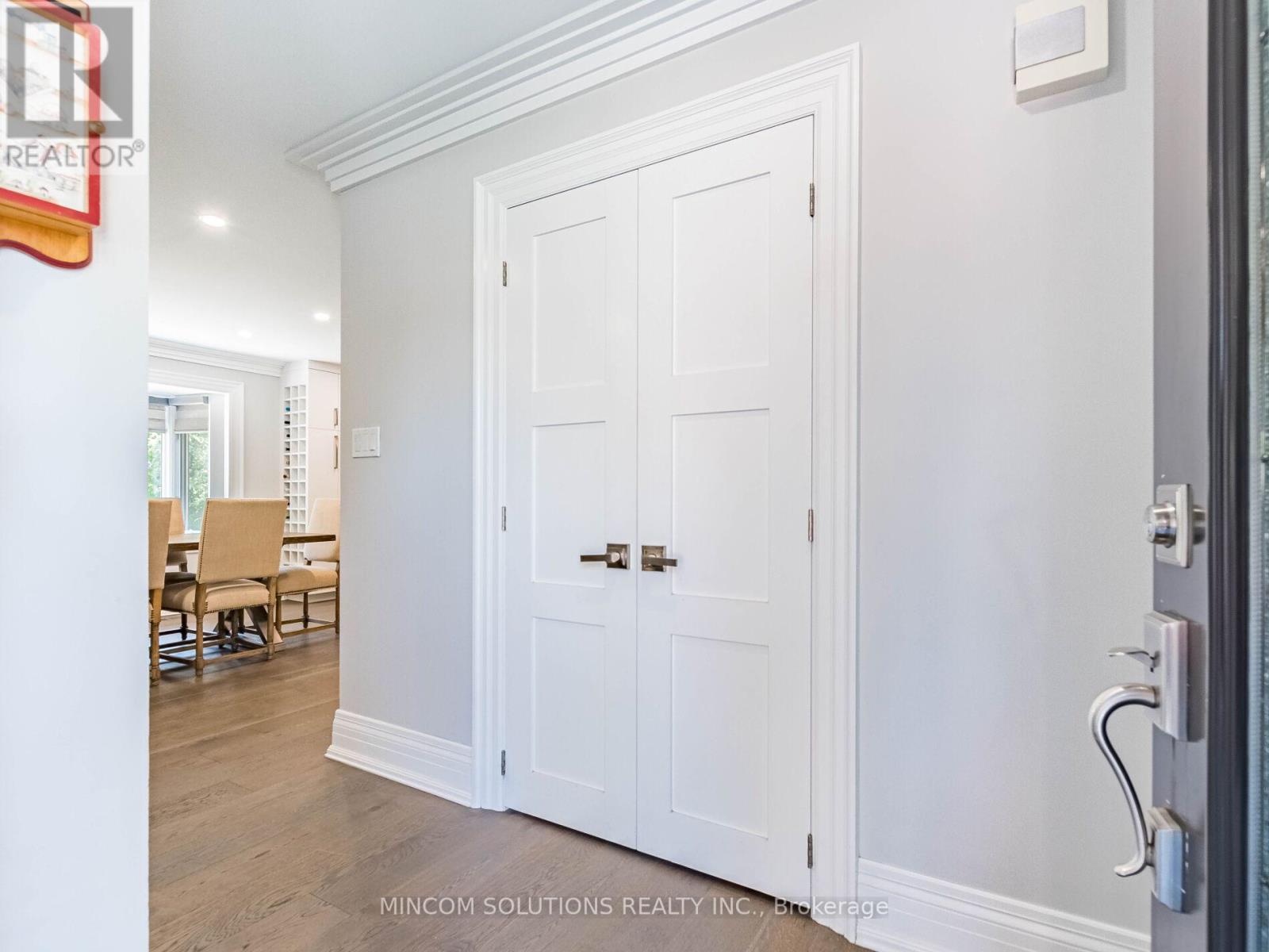 37 Suburban Drive, Mississauga, Ontario  L5N 1G8 - Photo 4 - W12638566