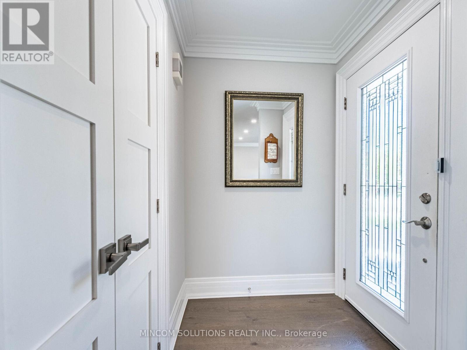 37 Suburban Drive, Mississauga, Ontario  L5N 1G8 - Photo 5 - W12638566