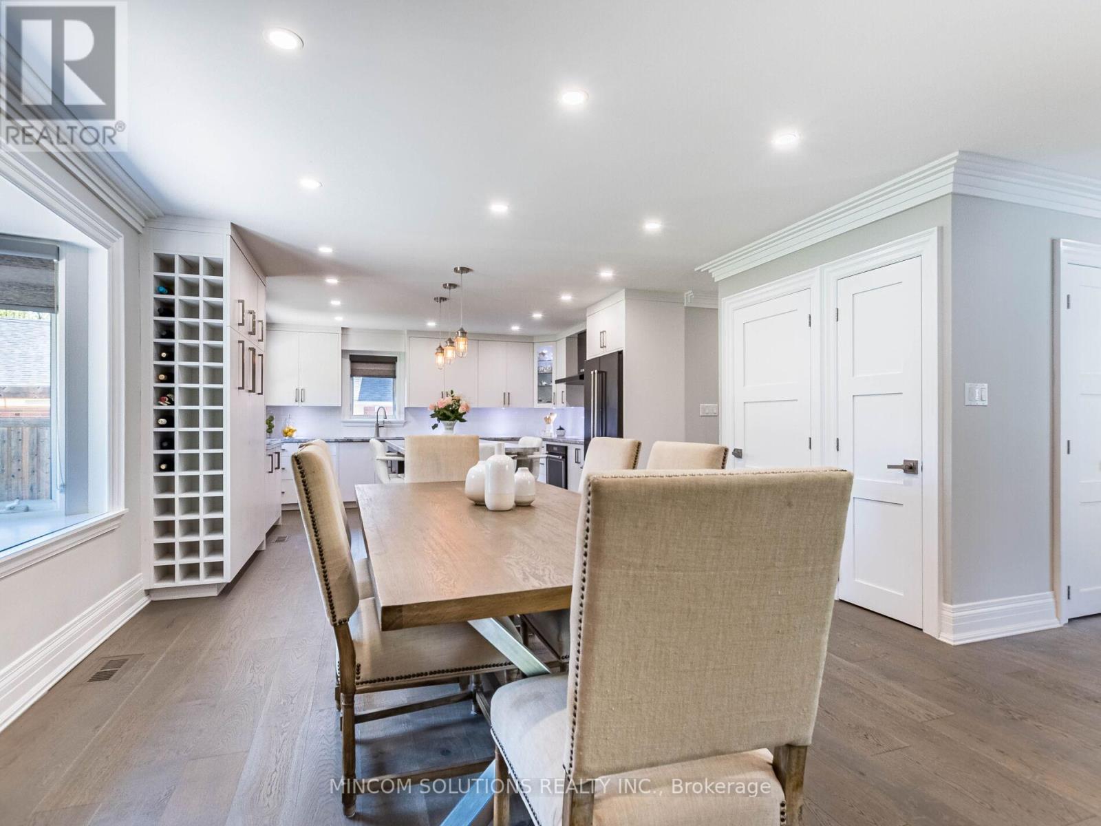 37 Suburban Drive, Mississauga, Ontario  L5N 1G8 - Photo 9 - W12638566