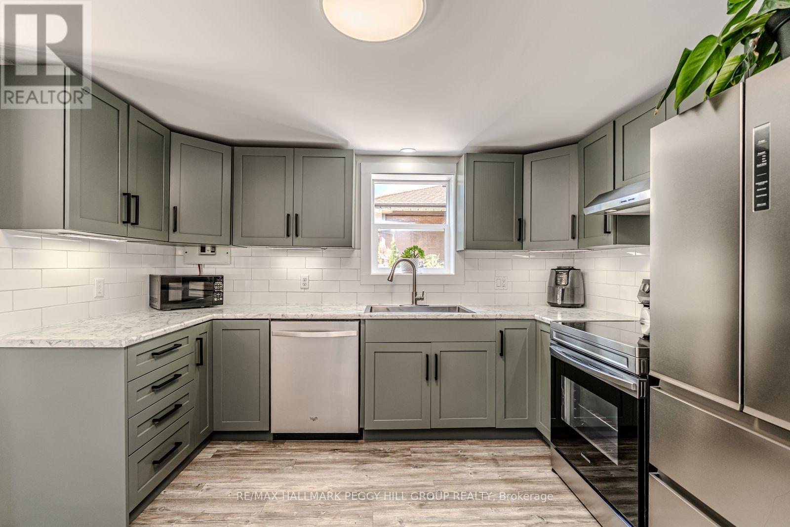 141 Poyntz Street, Penetanguishene, Ontario  L9M 1P5 - Photo 4 - S12483542