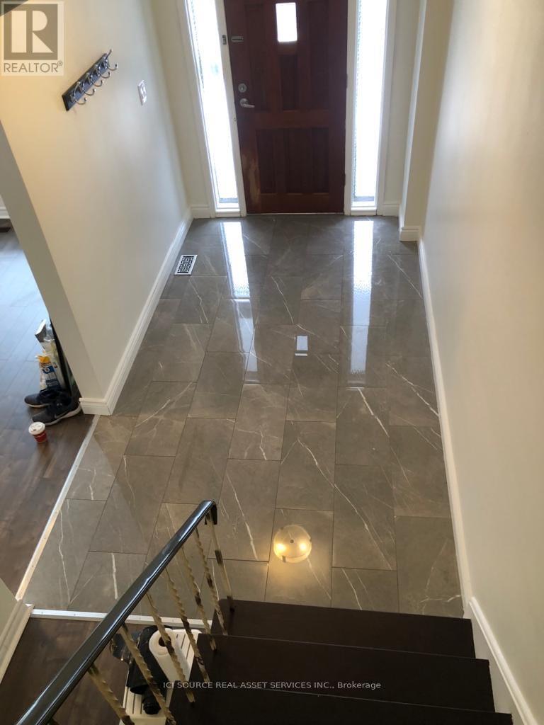 Upper - 81 Virginia Avenue, Toronto, Ontario  M4C 2S8 - Photo 12 - E12638650