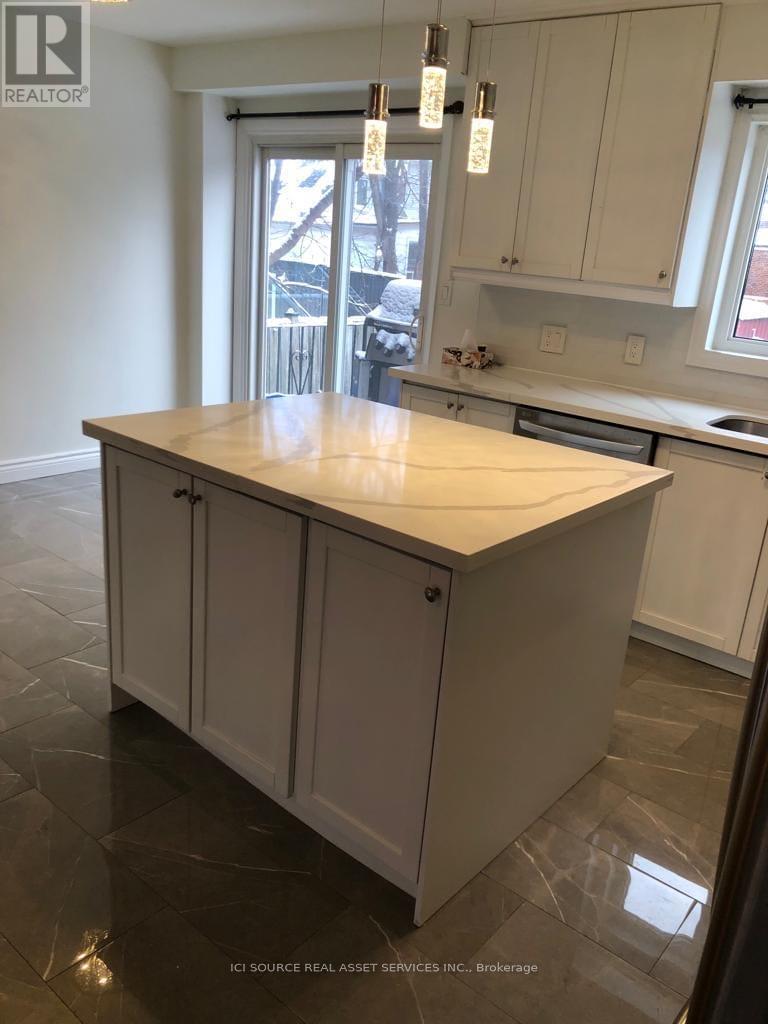 Upper - 81 Virginia Avenue, Toronto, Ontario  M4C 2S8 - Photo 5 - E12638650