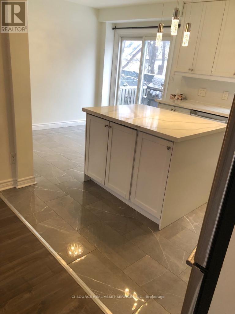 Upper - 81 Virginia Avenue, Toronto, Ontario  M4C 2S8 - Photo 6 - E12638650