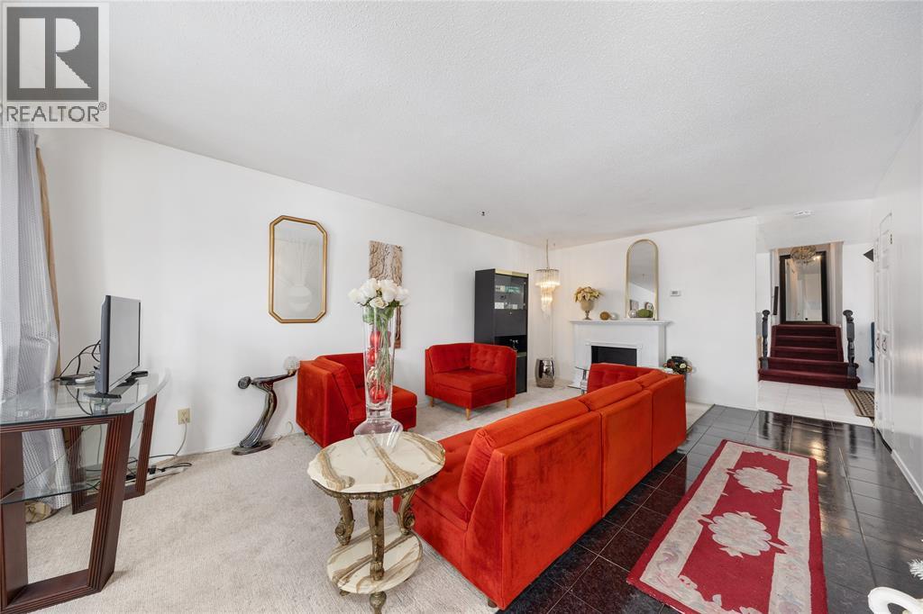 218 Oakburne Place, Sarnia, Ontario  N7S 4X3 - Photo 4 - 25031779