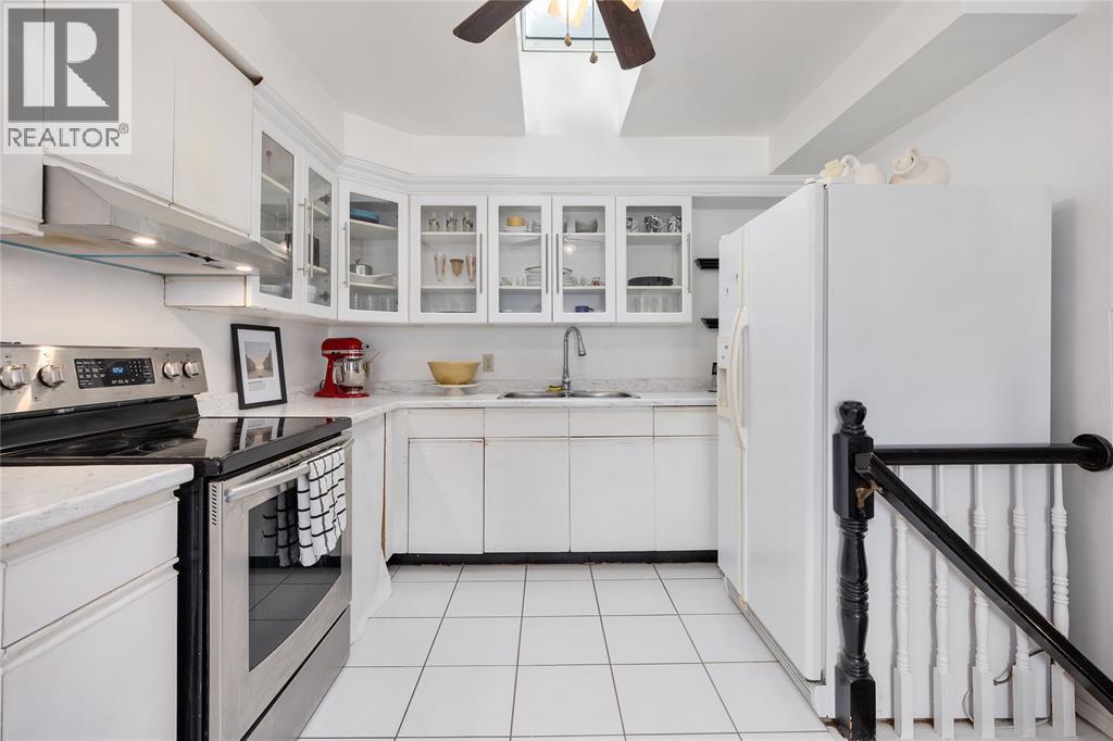 218 Oakburne Place, Sarnia, Ontario  N7S 4X3 - Photo 7 - 25031779