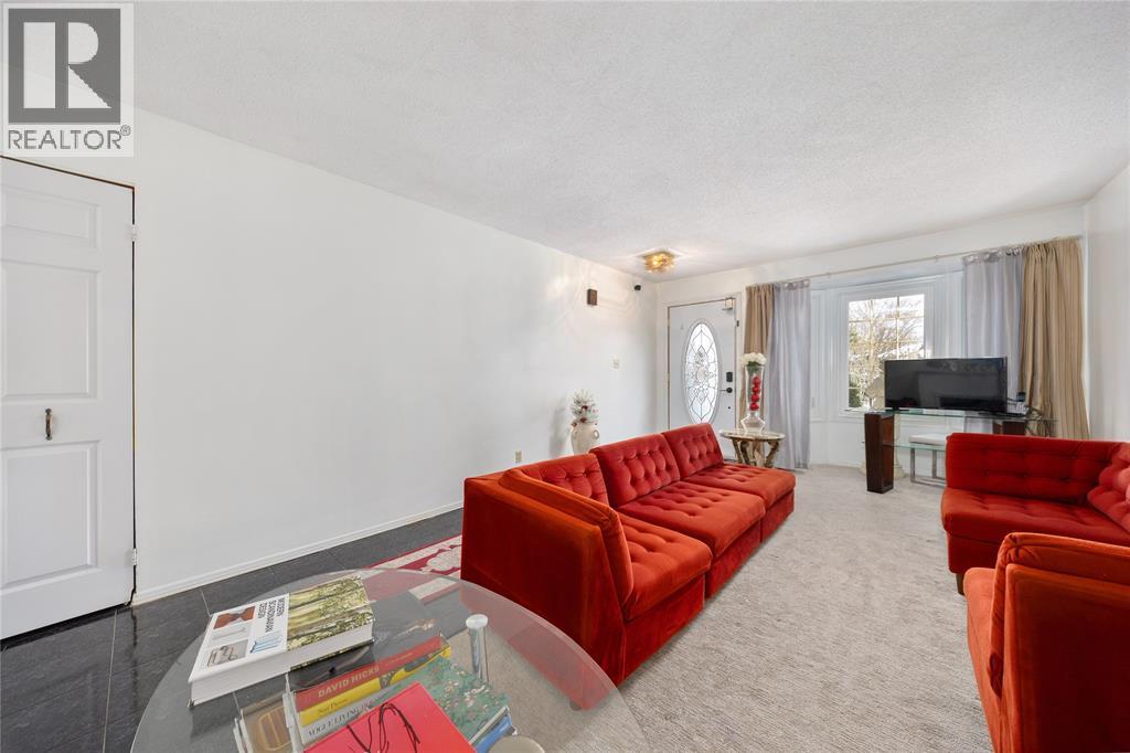 218 Oakburne Place, Sarnia, Ontario  N7S 4X3 - Photo 5 - 25031779