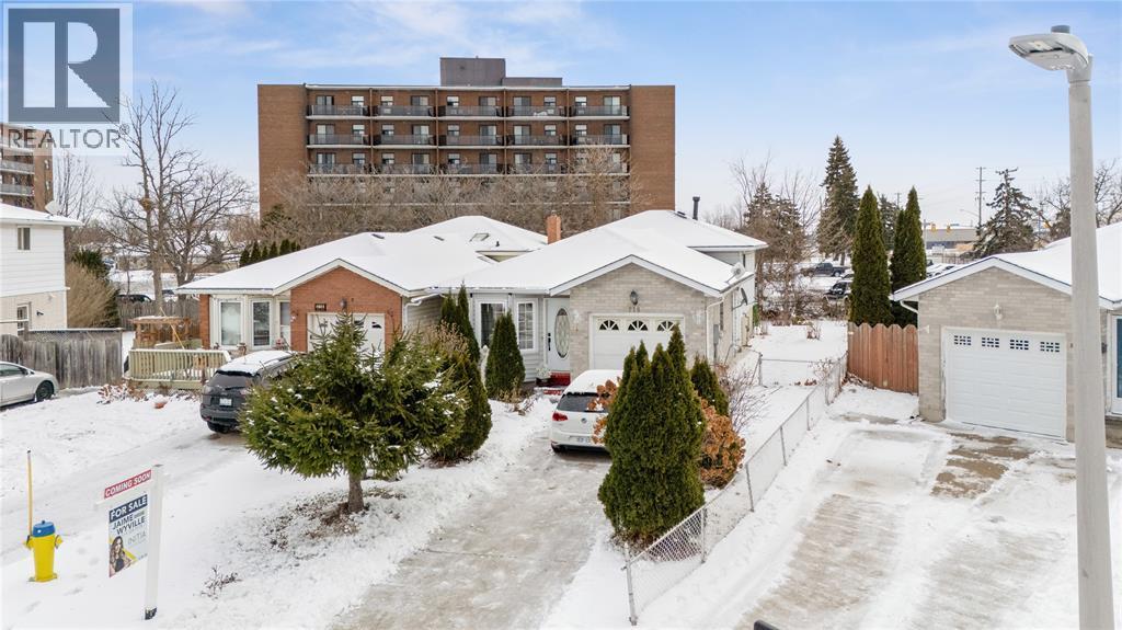 218 Oakburne Place, Sarnia, Ontario  N7S 4X3 - Photo 3 - 25031779