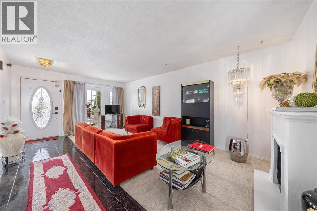 218 Oakburne Place, Sarnia, Ontario  N7S 4X3 - Photo 6 - 25031779