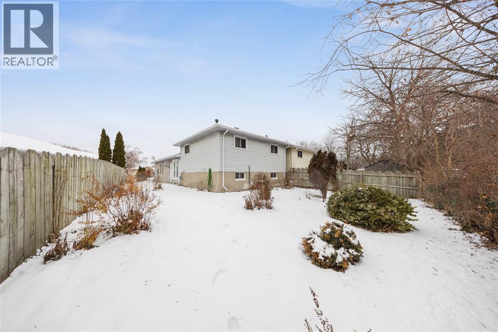 218 Oakburne Place, Sarnia, Ontario  N7S 4X3 - Photo 19 - 25031779