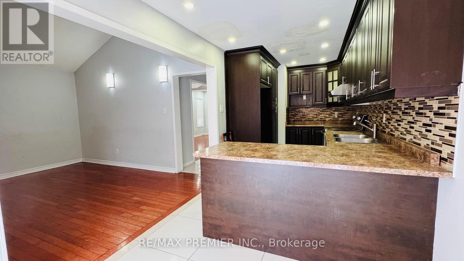 67 Sal Circle, Brampton, Ontario  L6R 1H6 - Photo 6 - W12610320