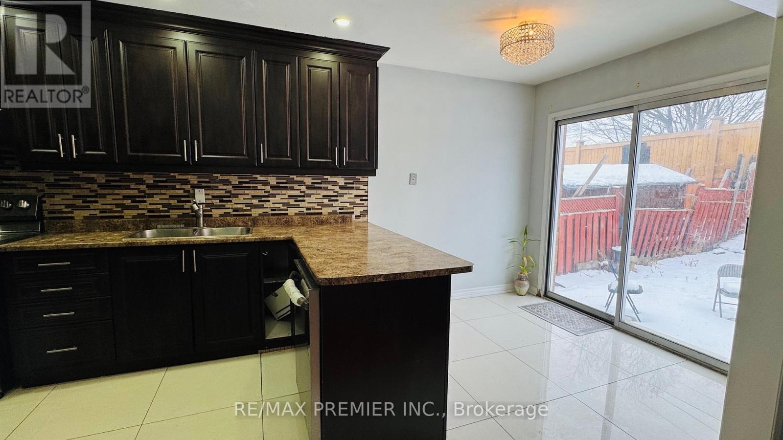 67 Sal Circle, Brampton, Ontario  L6R 1H6 - Photo 7 - W12610320