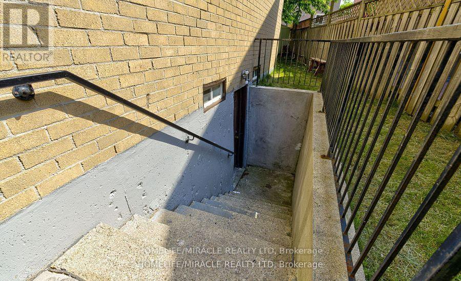 55 Castlehill Road, Brampton, Ontario  L6X 4C9 - Photo 26 - W12638610