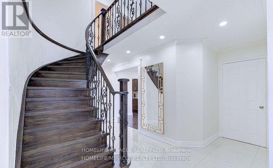 55 Castlehill Road, Brampton, Ontario  L6X 4C9 - Photo 4 - W12638610