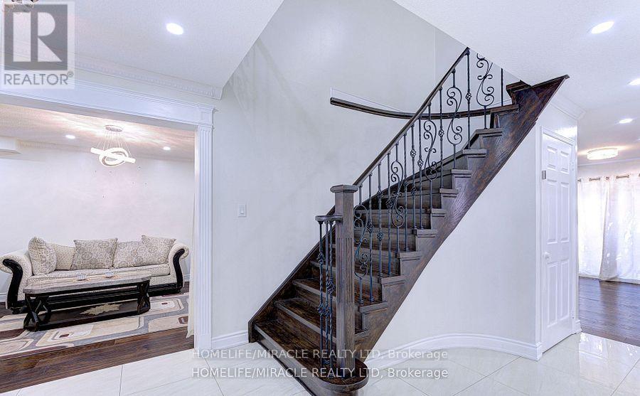 55 Castlehill Road, Brampton, Ontario  L6X 4C9 - Photo 9 - W12638610