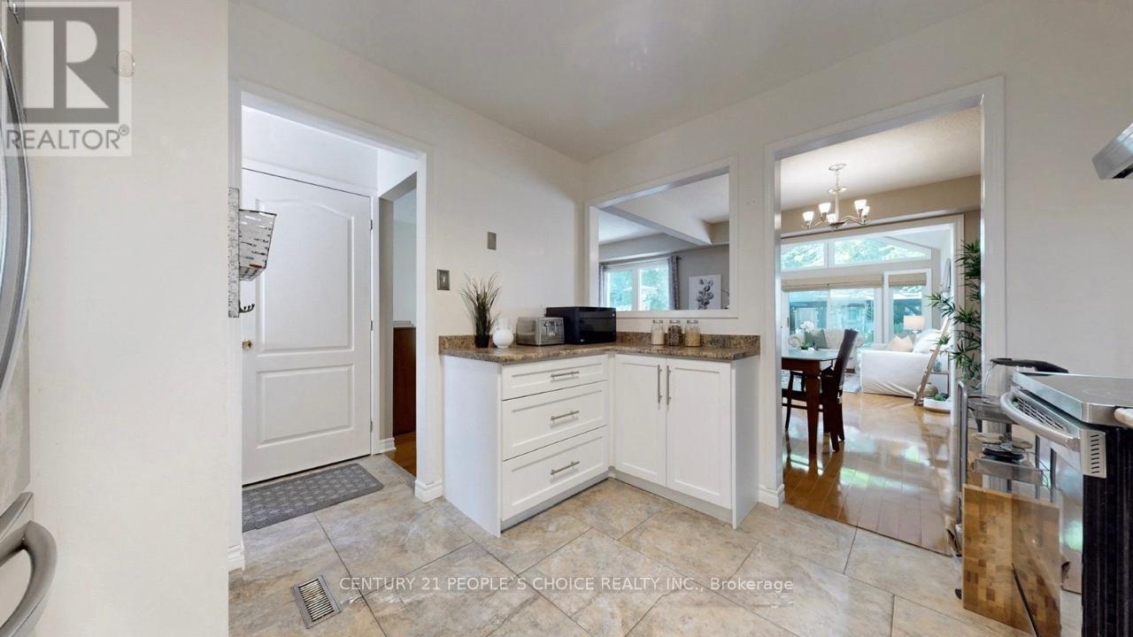 7275 Corrine Crescent, Mississauga, Ontario  L5N 5C3 - Photo 12 - W12638662