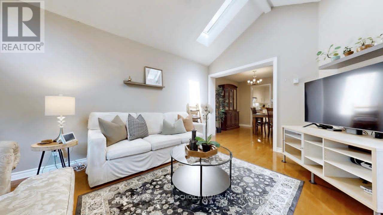 7275 Corrine Crescent, Mississauga, Ontario  L5N 5C3 - Photo 4 - W12638662