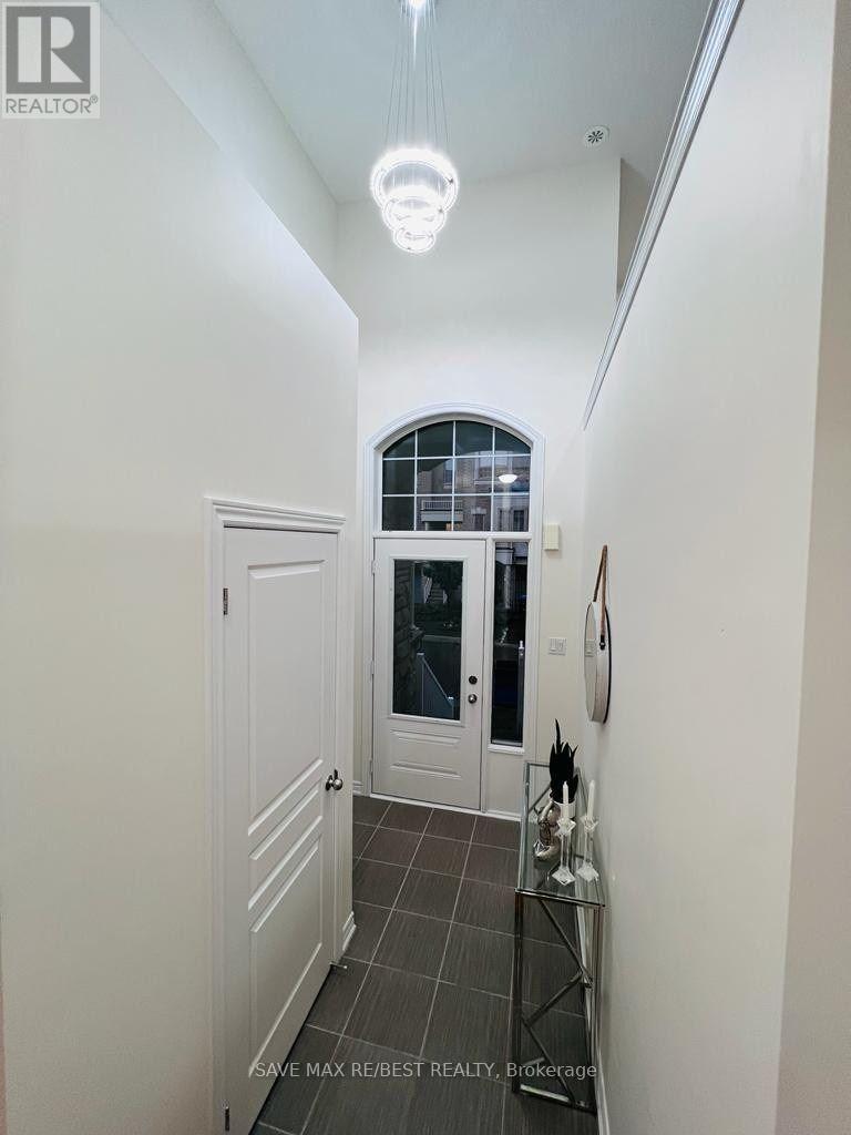 12 Aspen Hill Road, Brampton, Ontario  L6Y 6E3 - Photo 5 - W12638664