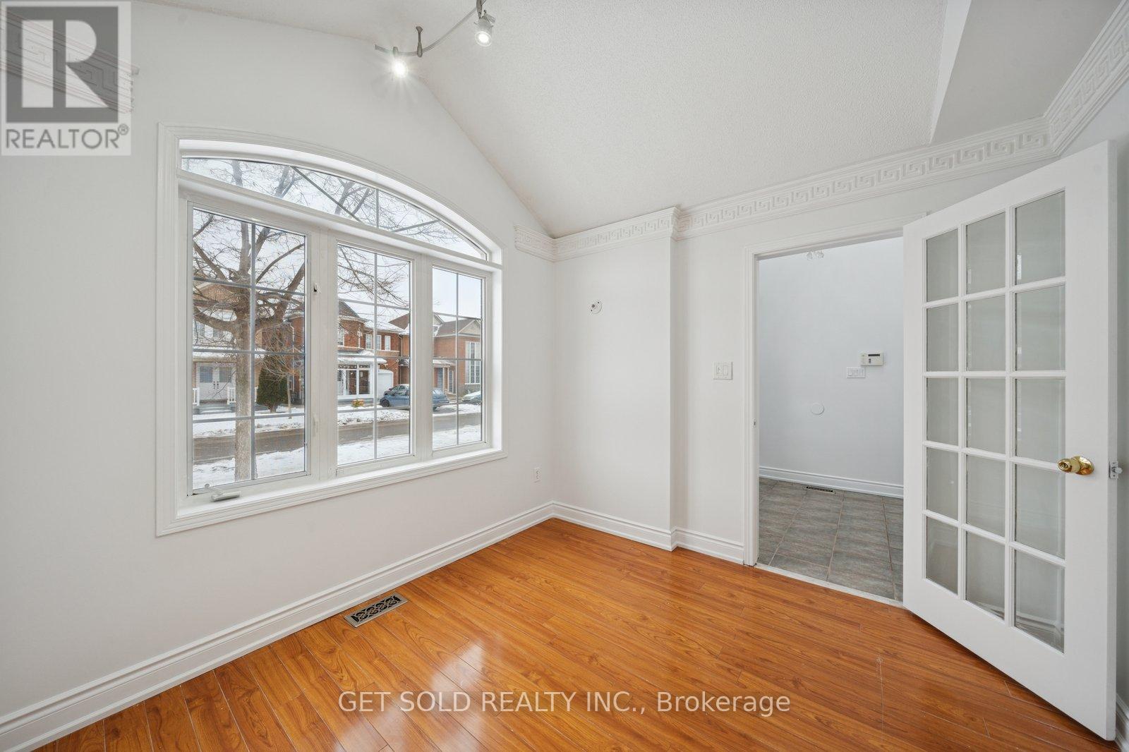 33 Tideland Drive, Brampton, Ontario  L7A 2W2 - Photo 4 - W12638742