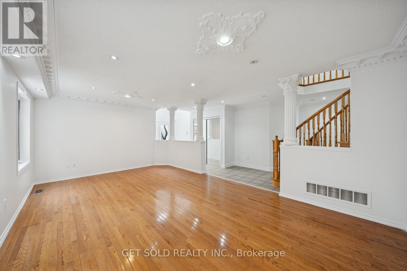 33 Tideland Drive, Brampton, Ontario  L7A 2W2 - Photo 5 - W12638742