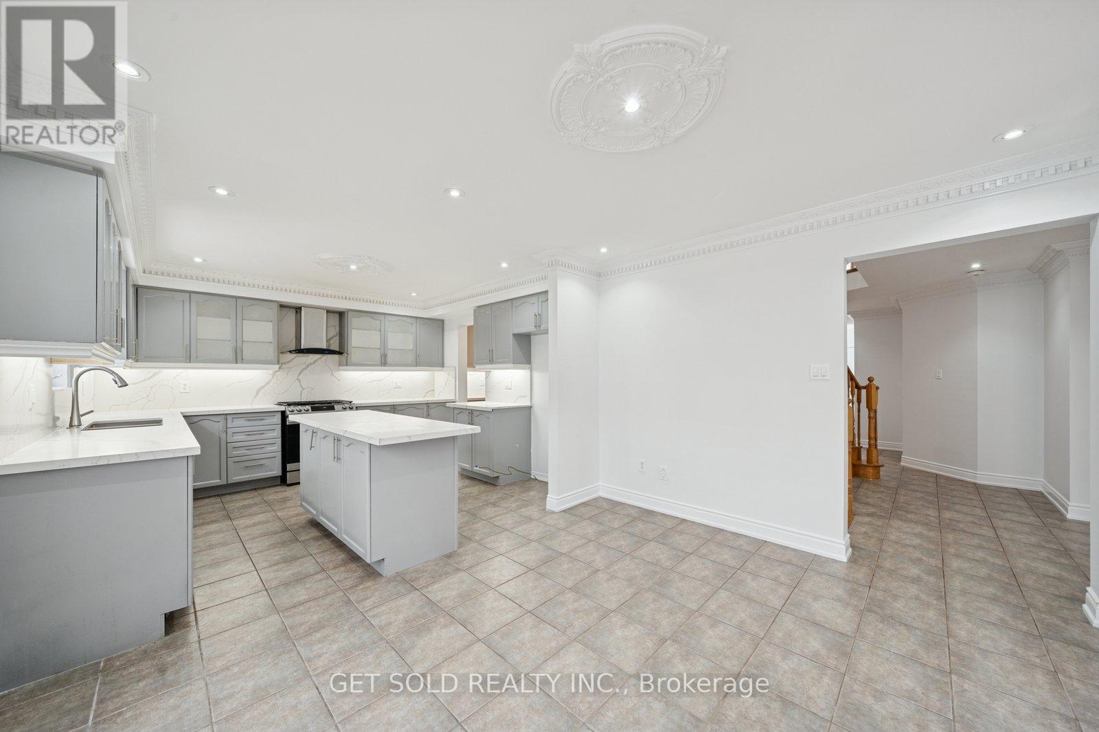 33 Tideland Drive, Brampton, Ontario  L7A 2W2 - Photo 7 - W12638742