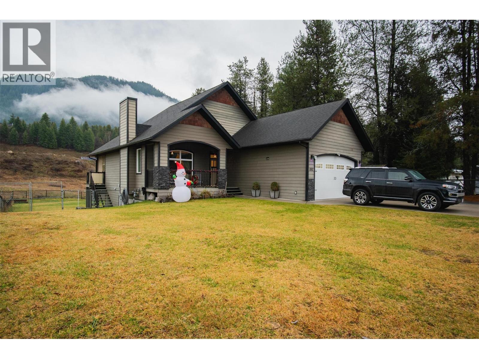 892 Waterloo Road, Castlegar, British Columbia