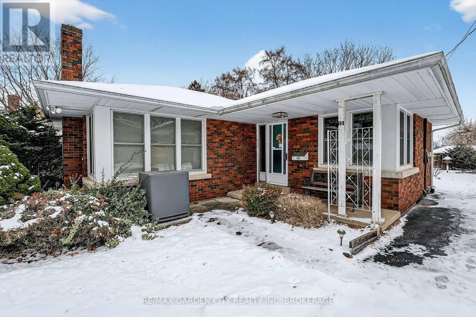 13 Chestnut Street, Pelham (Fonthill), Ontario  L0S 1E3 - Photo 2 - X12638834