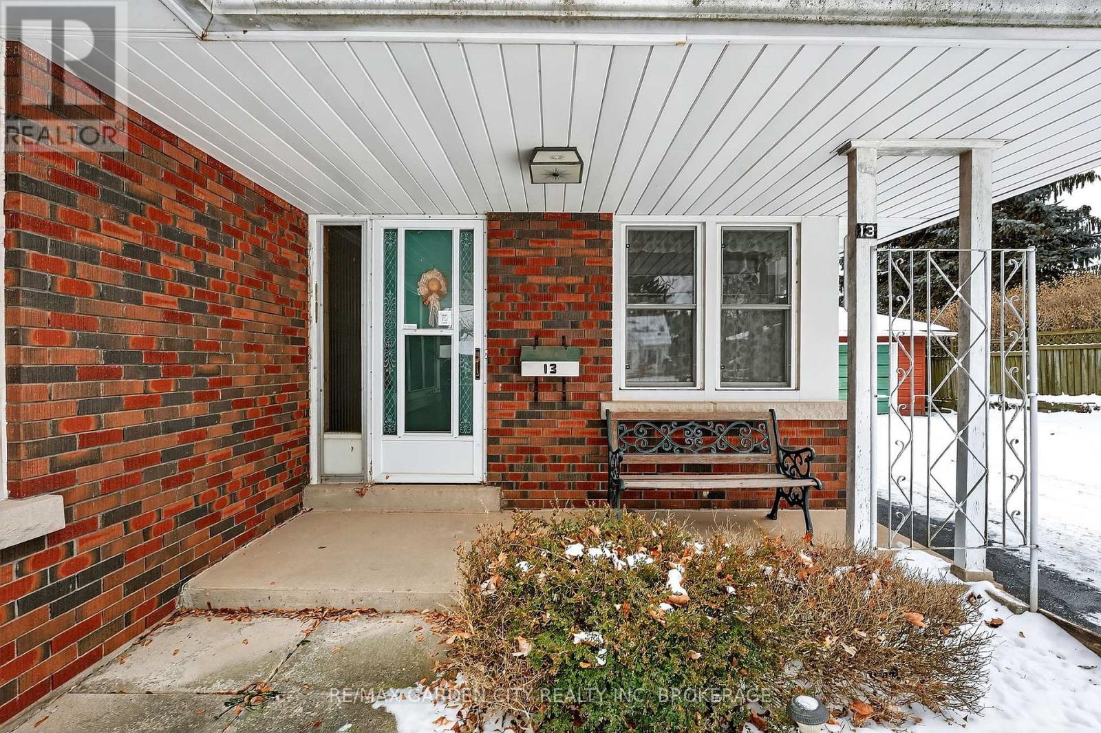 13 Chestnut Street, Pelham (Fonthill), Ontario  L0S 1E3 - Photo 3 - X12638834