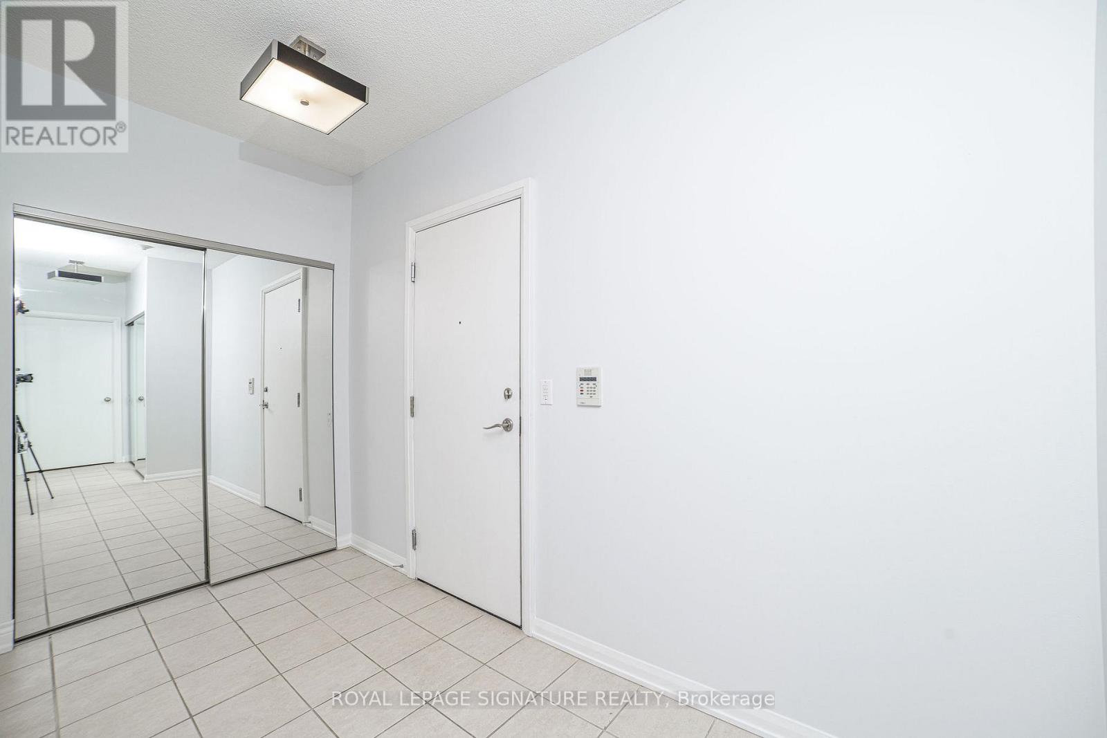 402 - 11 Soho Street, Toronto, Ontario  M5T 3L7 - Photo 2 - C12638774