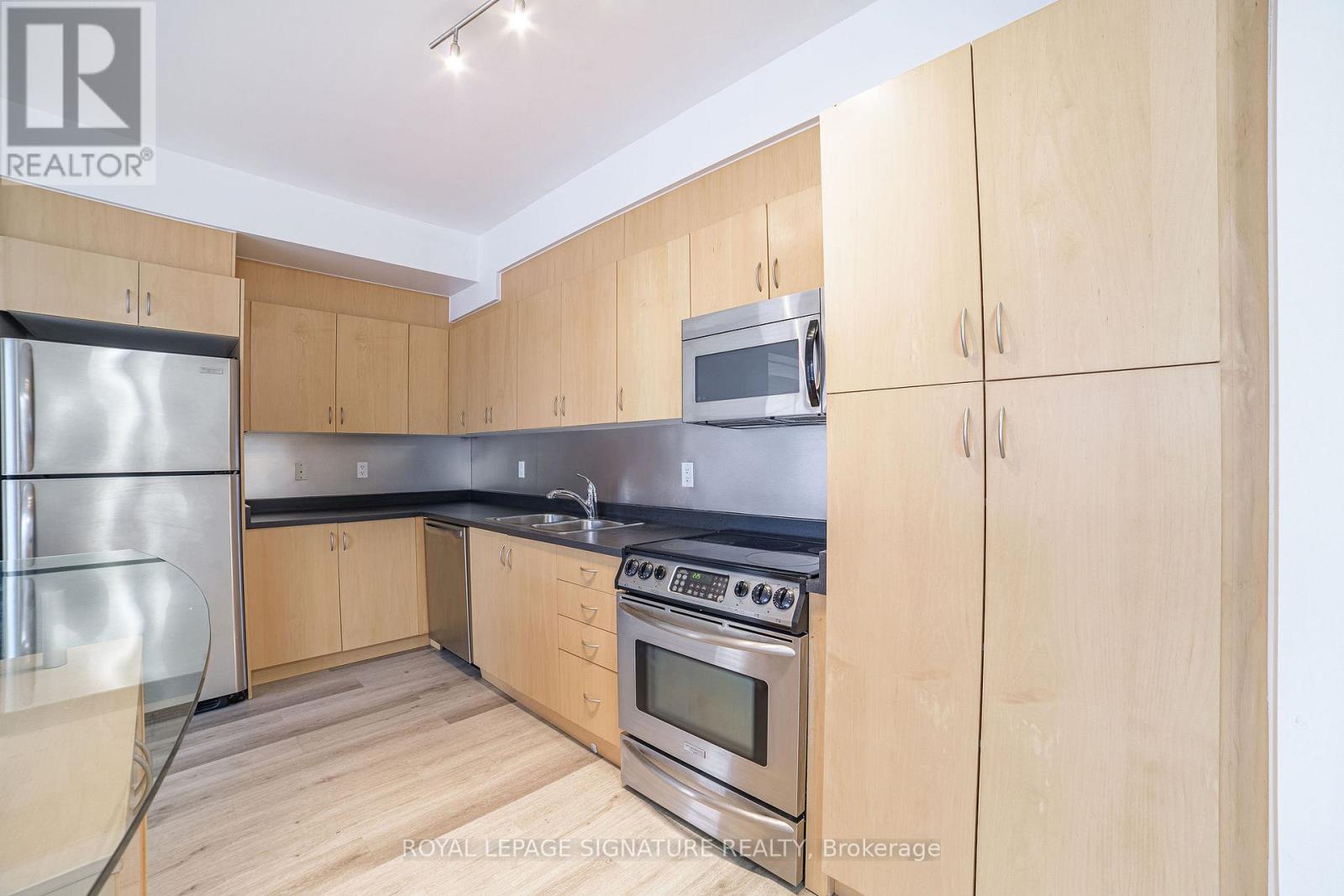 402 - 11 Soho Street, Toronto, Ontario  M5T 3L7 - Photo 4 - C12638774
