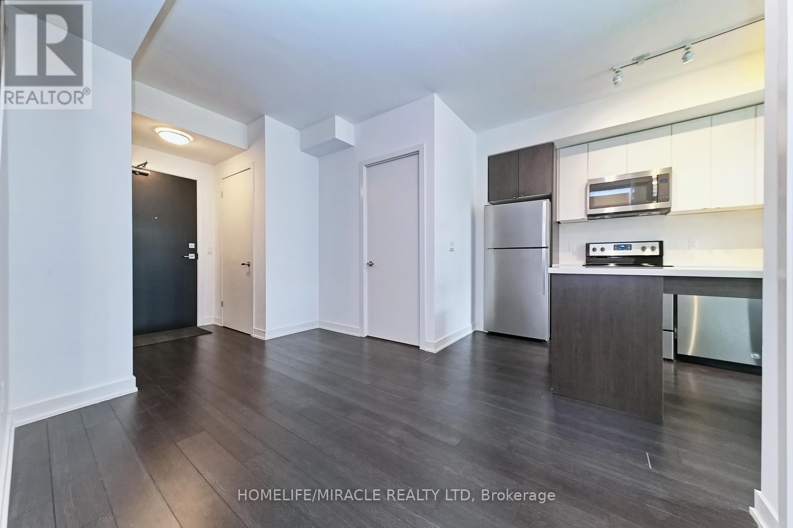 C203 - 5260 Dundas Street W, Burlington, Ontario  L7L 0J7 - Photo 2 - W12637354