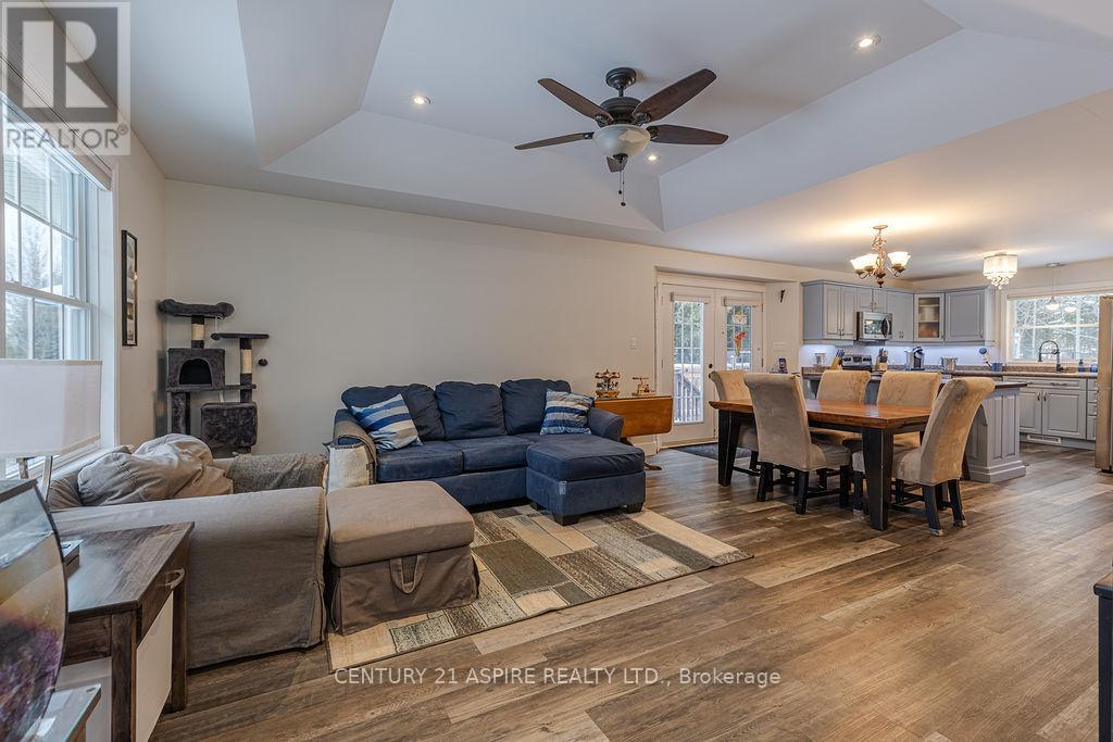 206 Oriole Crescent, Petawawa, Ontario K8H 0A9 - Photo 16 - X12637958