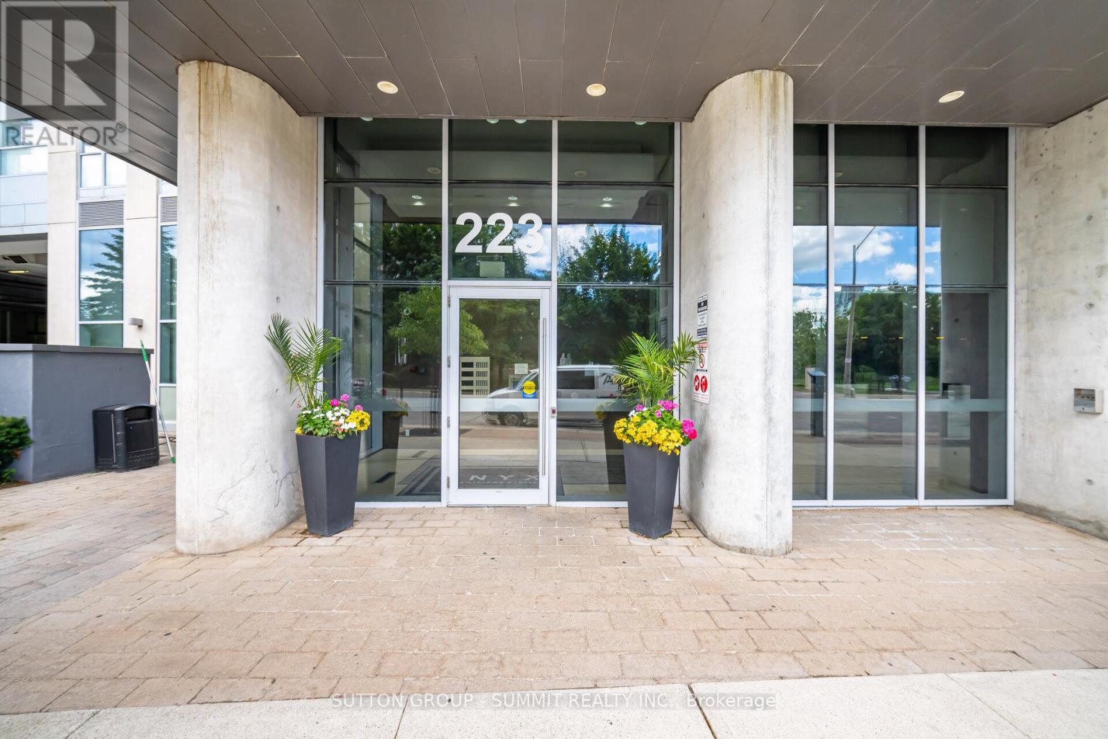 1705 - 223 Webb Drive, Mississauga, Ontario  L5B 0E8 - Photo 3 - W12638862