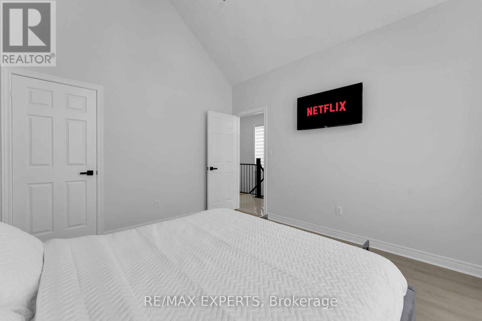 12 Vista Drive, Bradford West Gwillimbury, Ontario  L3Z 0B6 - Photo 9 - N12630632