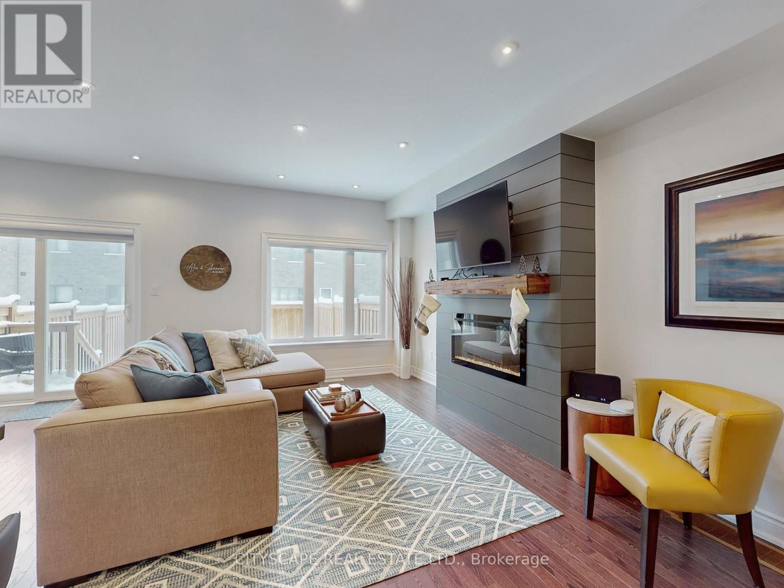 98 Veterans Street, Bradford West Gwillimbury (Bradford), Ontario  L3Z 4H7 - Photo 3 - N12638998