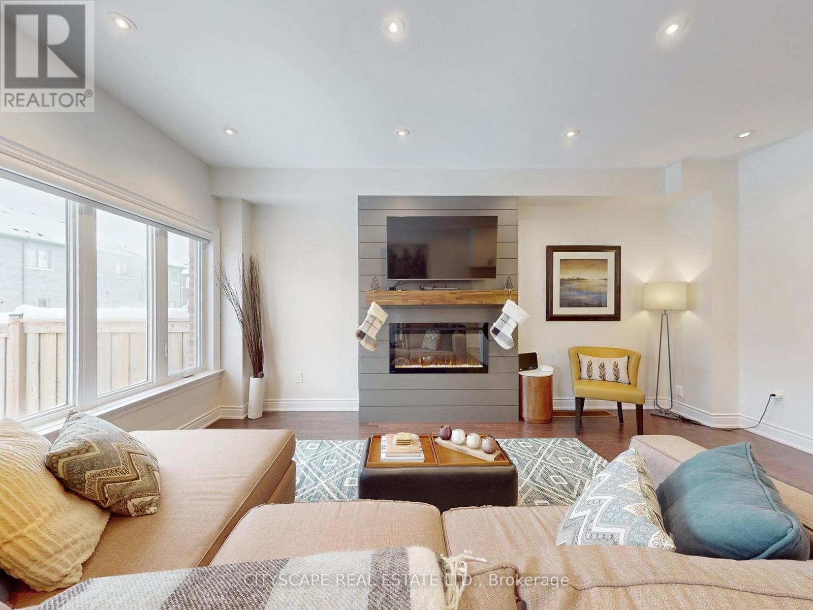 98 Veterans Street, Bradford West Gwillimbury (Bradford), Ontario  L3Z 4H7 - Photo 5 - N12638998