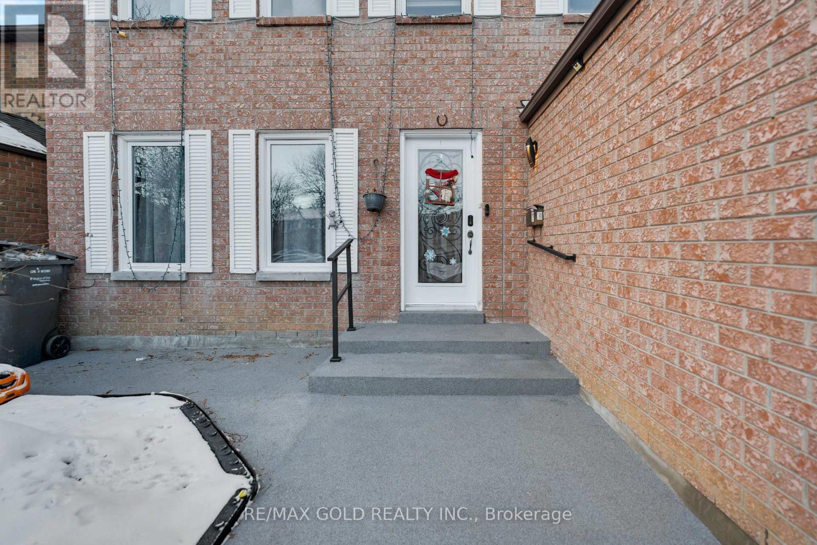 30 Myna Court, Brampton, Ontario  L6S 4H8 - Photo 3 - W12635226