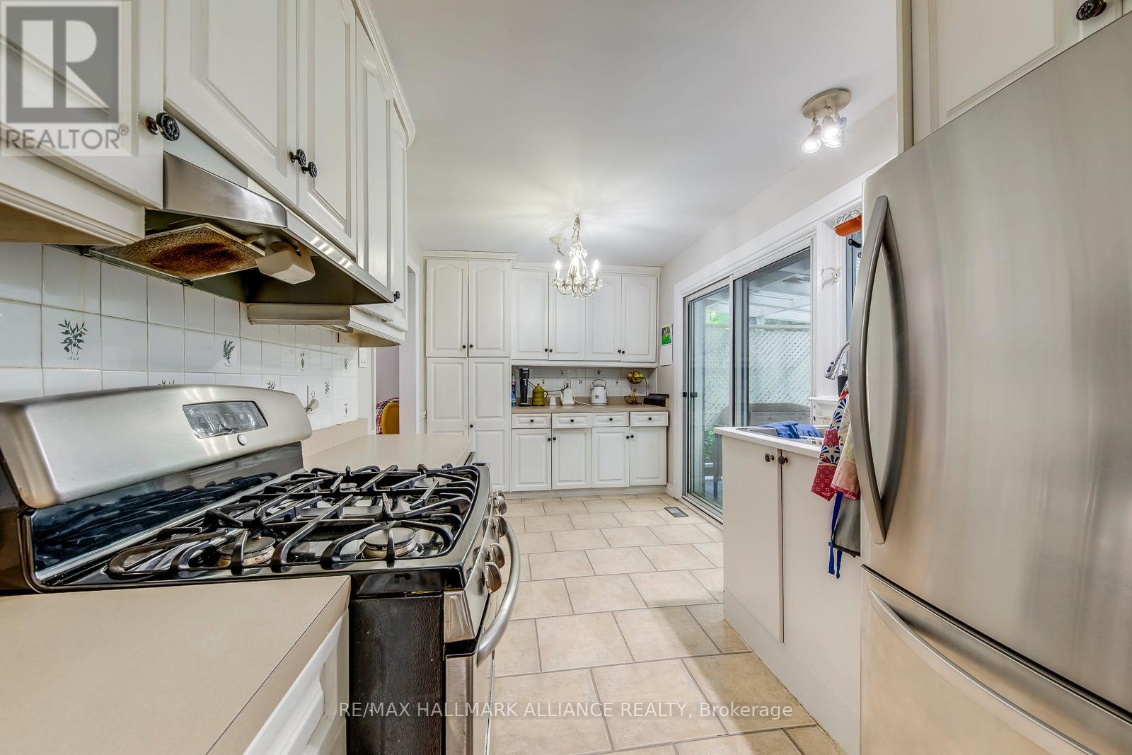 463 Drummond Road, Oakville, Ontario  L6J 4L7 - Photo 12 - W12378637