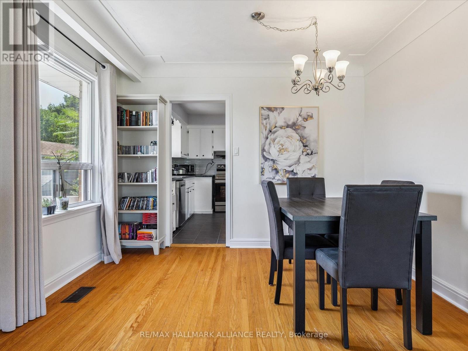 300 Burton Road, Oakville, Ontario  L6K 2K8 - Photo 9 - W12528168