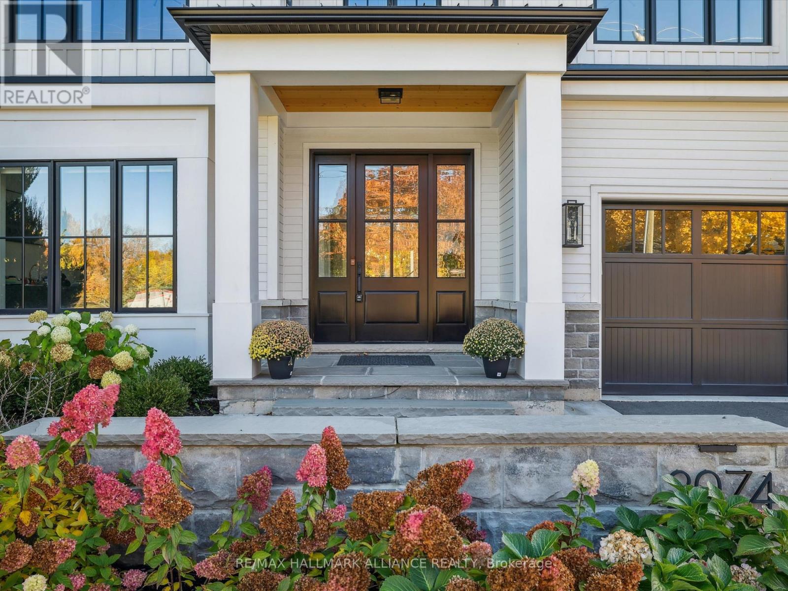 2074 Seabrook Drive, Oakville, Ontario  L6L 2T9 - Photo 2 - W12567094