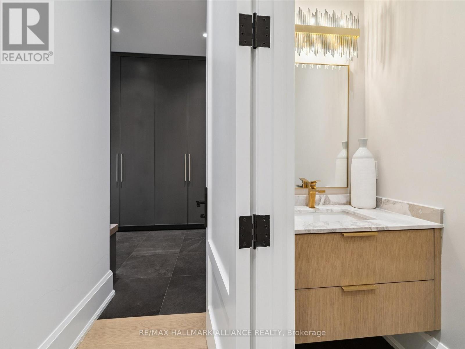 2074 Seabrook Drive, Oakville, Ontario  L6L 2T9 - Photo 15 - W12567094