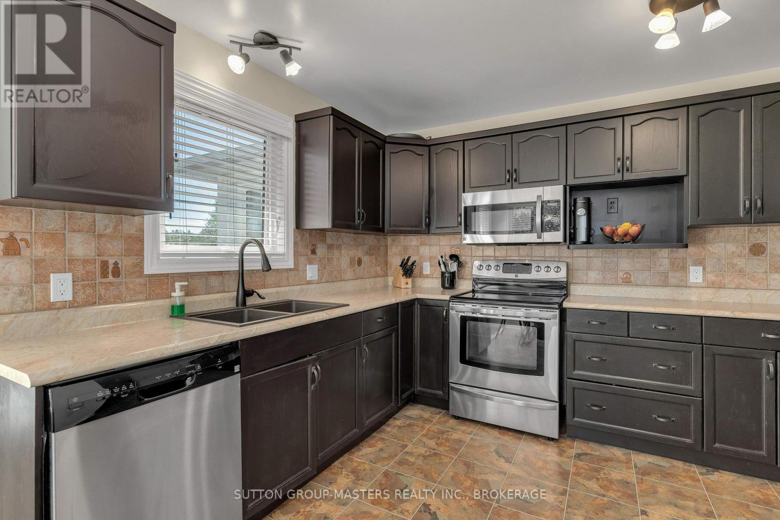 71 Davey Crescent, Loyalist, Ontario K7N 1X7 - Photo 9 - X12638044