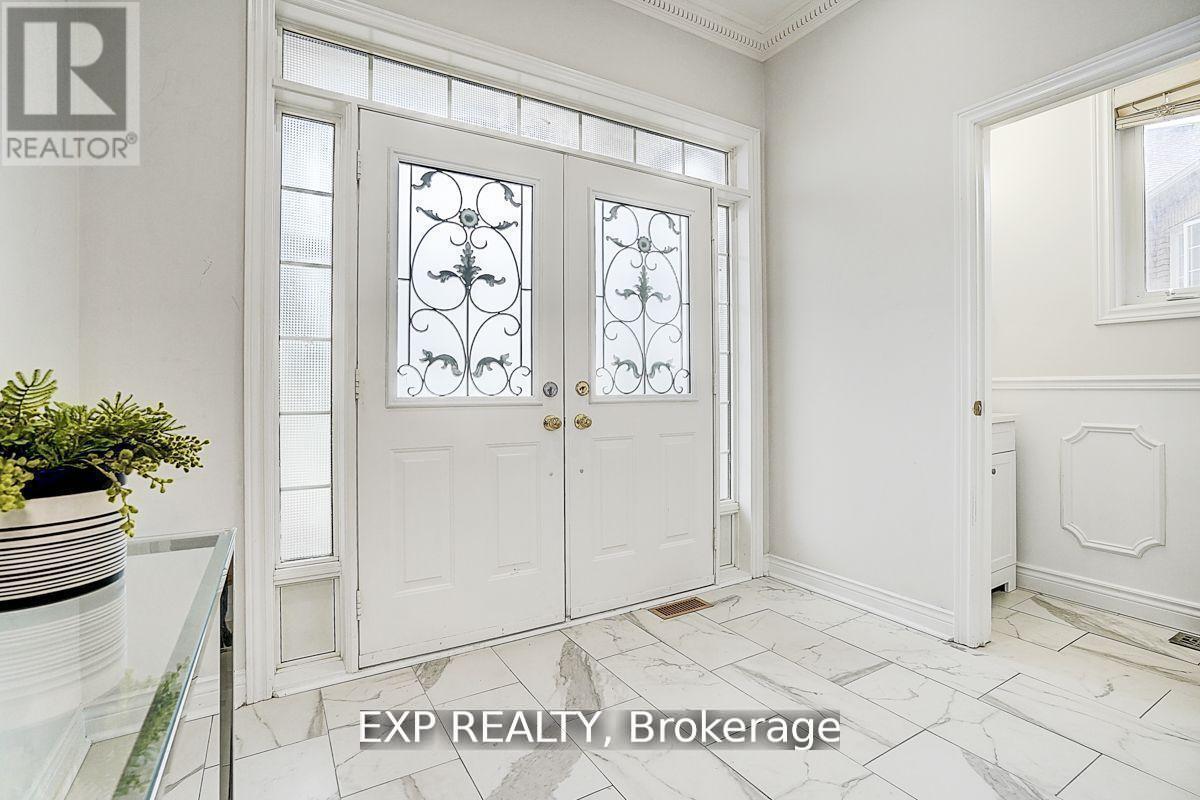 12 Tormina Court, Markham, Ontario  L3S 4R2 - Photo 3 - N12639204