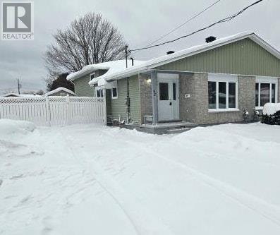 52a London Cres, Elliot Lake, Ontario P5A 2P6 - Photo 2 - SM253423